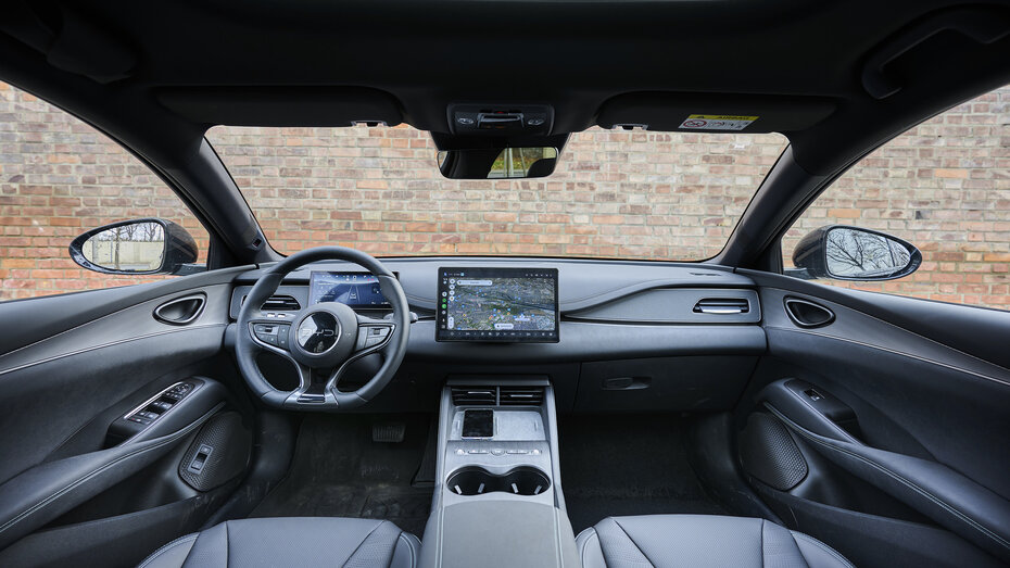 BYD Seal 6 Touring, schwarz vor Backsteingebäude