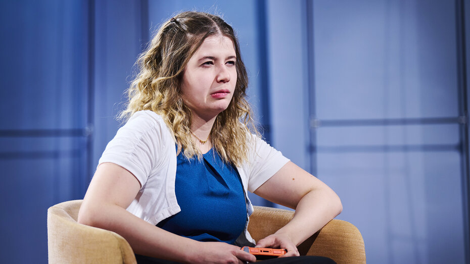 Redakteurin Verena Schauer spielt. Sie verzieht das Gesicht.