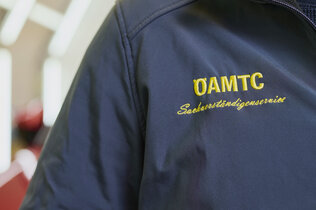 Nahaufnahme der Jacke des Schadensbegutachters mit Aufschrift: ÖAMTC Schadensservice.