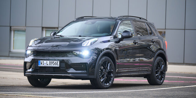 Lynk & Co 01, Kompakt-SUV, Farbe schwarz, Ansicht von schräg rechts vorne