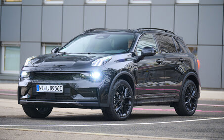 Lynk & Co 01, Kompakt-SUV, Farbe schwarz, Ansicht von schräg rechts vorne