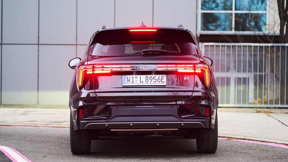 Lynk & Co 01. Kompakt-SUV, Farbe schwarz, Ansicht von hinten mit dem doppelten gestrichelten Leuchtband