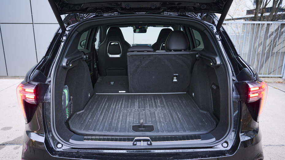 Lynk & Co 01. Kompakt-SUV, Farbe schwarz, Blick in den geöffneten Kofferraum