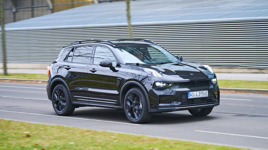 Lynk & Co 01. Kompakt-SUV, Farbe schwarz, fahrend von links nach rechts