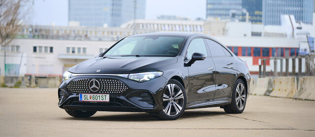 Ein schwarzer Mercedes CLA steht auf einem Parkplatz