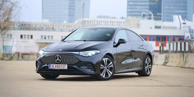 Ein schwarzer Mercedes CLA steht auf einem Parkplatz
