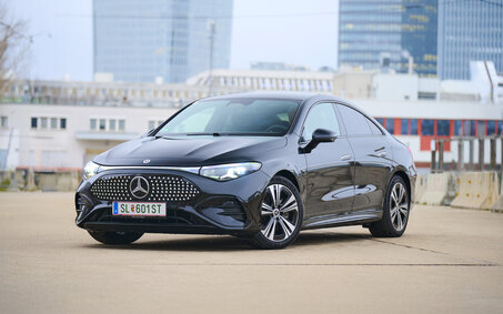 Ein schwarzer Mercedes CLA steht auf einem Parkplatz
