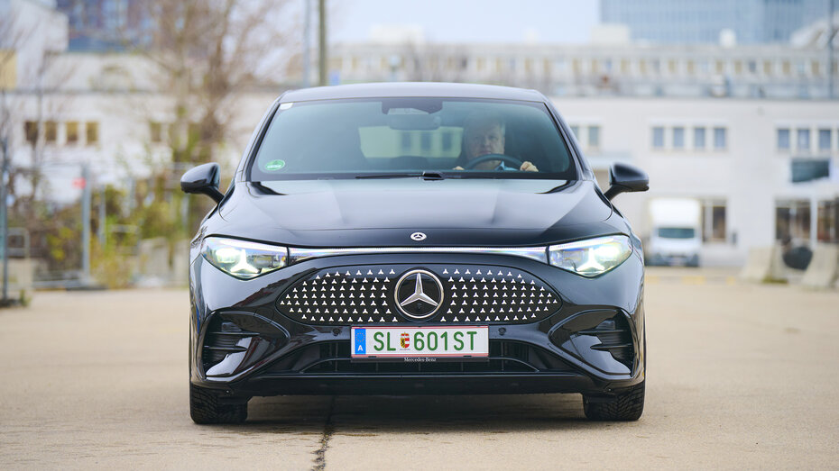 Ein schwarzer Mercedes CLA steht auf einem Parkplatz, von vorne