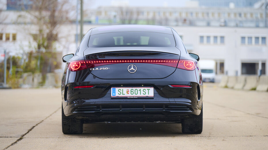 Ein schwarzer Mercedes CLA steht auf einem Parkplatz, von hinten