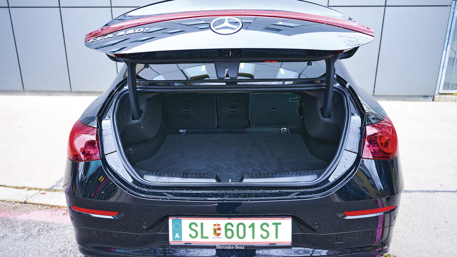 Blick in den offenen Kofferraum eines schwarzen Mercedes CLA