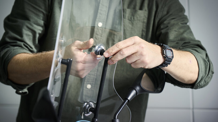 Ein Windschild wird montiert.