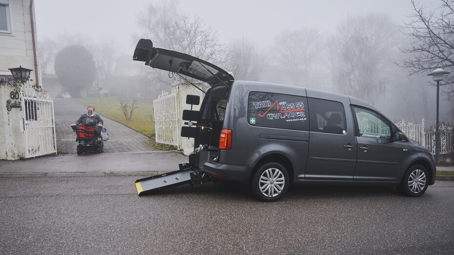 Frau H. fährt in das Rollstuhltaxi.