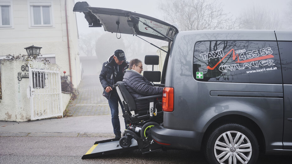 Frau H. fährt in das Rollstuhltaxi.