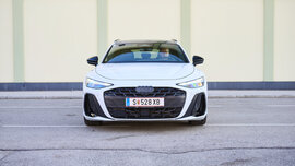 Weißer Audi A6 Avant