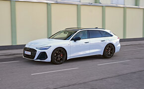 Weißer Audi A6 Avant