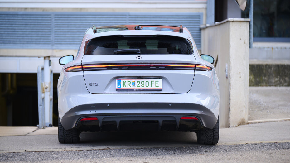 Der hellblauer Elektro-Kombi Nio ET5 Touring steht vor einer Tiefgaragen-Einfahrt.