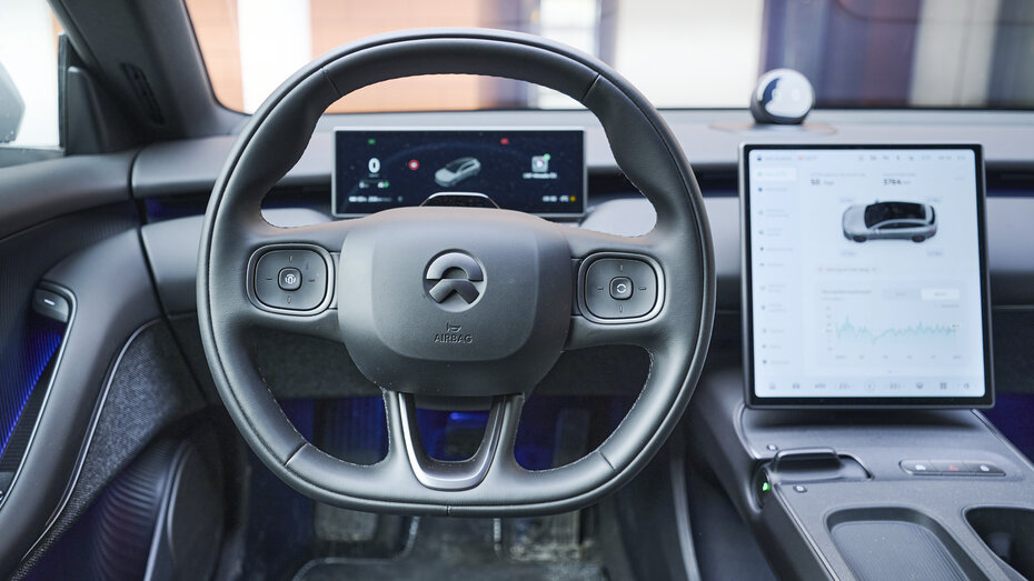 Dunkles Lederlenkrad eines Nio ET5 Touring.