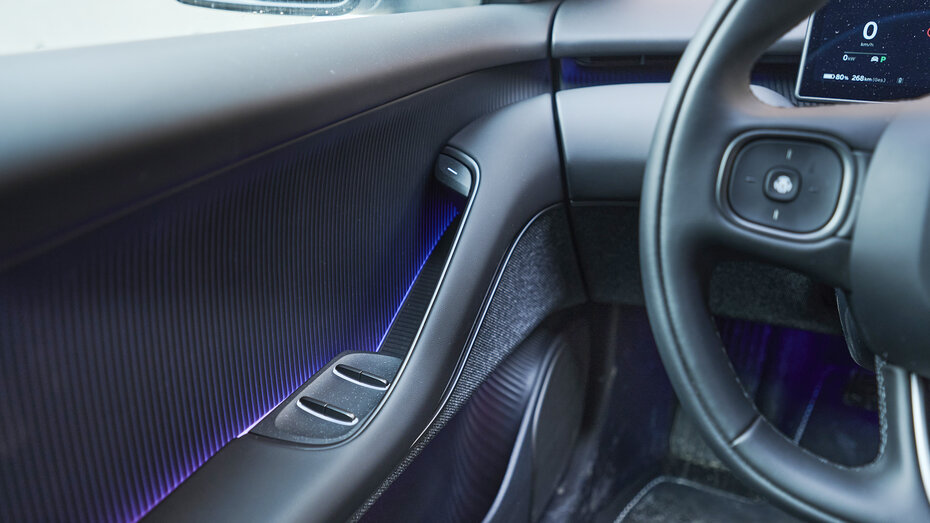 Blaue Ambientebeleuchtung an der Türinnenseite eines Nio ET5 Touring.