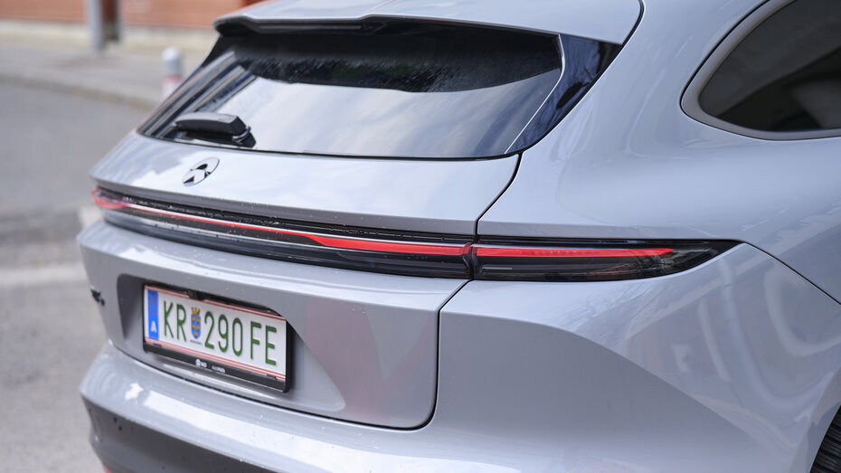 Durchgehendes Leuchtenband am Heck eines hellblauen Nio ET5 Touring. 