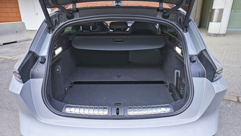 Kofferraum eines hellblauen Nio ET5 Touring.