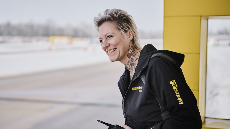 ÖAMTC Fahrtechnik Instruktorin Patricia steht auf dem Übungsgelände in Marchtrenk.