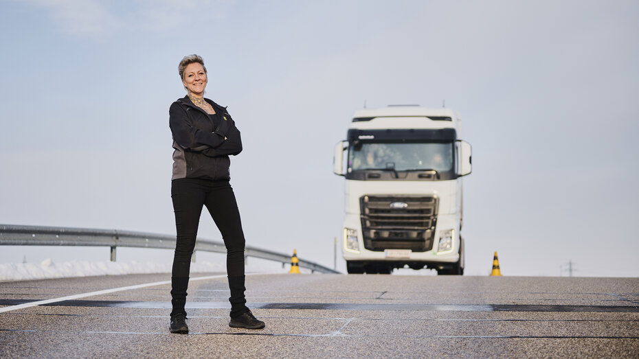 ÖAMTC Fahrtechnik Instruktorin Patricia steht auf dem Übungsgelände in Marchtrenk. Hinter ihr ein weißer Lkw.