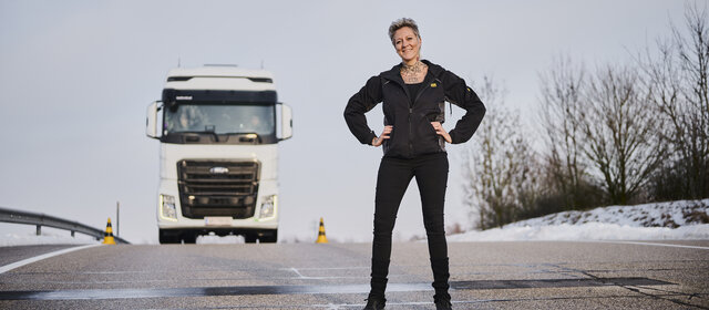 ÖAMTC Fahrtechnik Instruktorin Patricia steht auf dem Übungsgelände in Marchtrenk. Hinter ihr ein weißer Lkw.