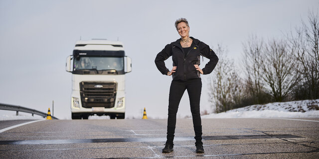 ÖAMTC Fahrtechnik Instruktorin Patricia steht auf dem Übungsgelände in Marchtrenk. Hinter ihr ein weißer Lkw.