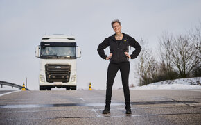 ÖAMTC Fahrtechnik Instruktorin Patricia steht auf dem Übungsgelände in Marchtrenk. Hinter ihr ein weißer Lkw.
