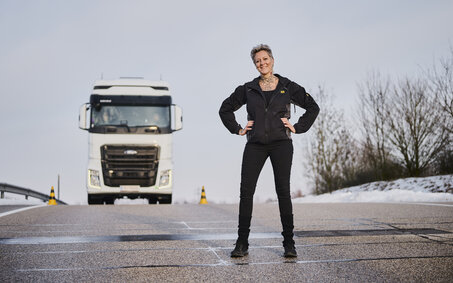 ÖAMTC Fahrtechnik Instruktorin Patricia steht auf dem Übungsgelände in Marchtrenk. Hinter ihr ein weißer Lkw.