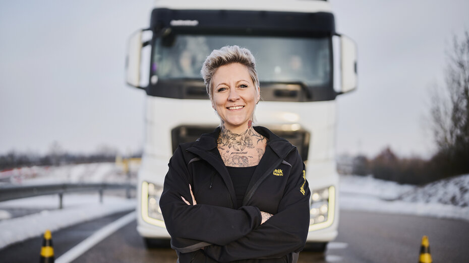ÖAMTC Fahrtechnik Instruktorin Patricia steht auf dem Übungsgelände in Marchtrenk. Hinter ihr ein weißer Lkw.