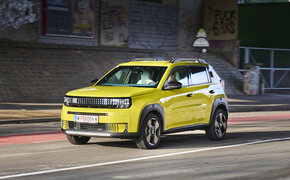 Ein gelber Fiat Grande Panda fährt durch die Stadt.