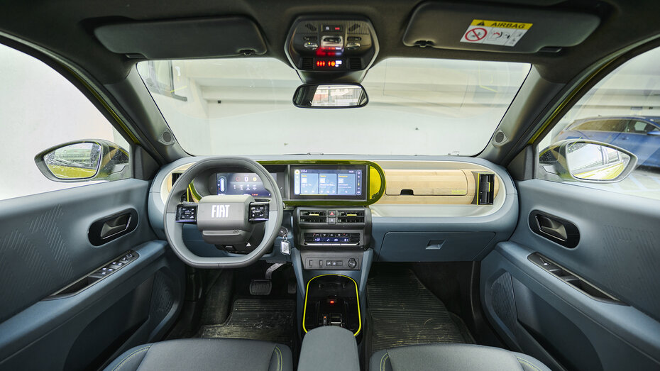 Cockpit eines Autos mit modernem Interieur.