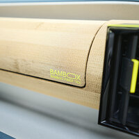 Armaturenbrett in Holzoptik in einem Auto.