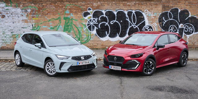 Ein hellgrauer Seat Ibiza steht schräg neben einem roten Renault Clio