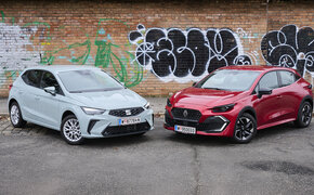 Ein hellgrauer Seat Ibiza steht schräg neben einem roten Renault Clio