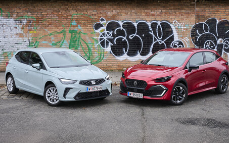 Ein hellgrauer Seat Ibiza steht schräg neben einem roten Renault Clio