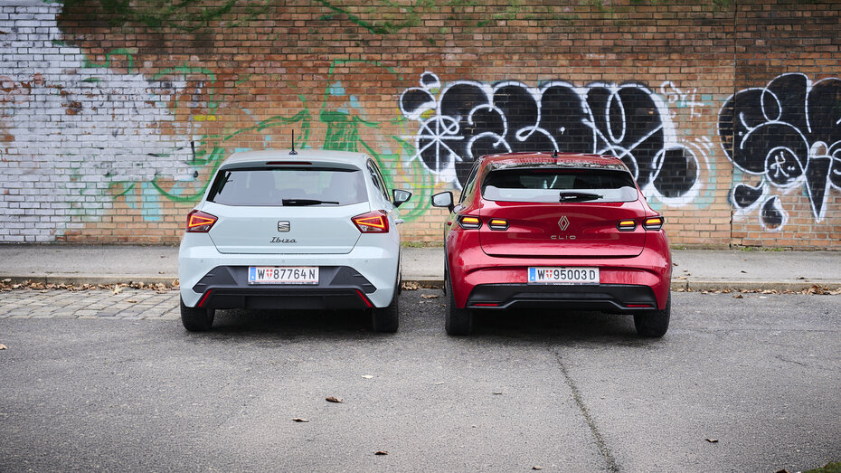 Ein hellgrauer Seat Ibiza steht neben einem roten Renault Clio