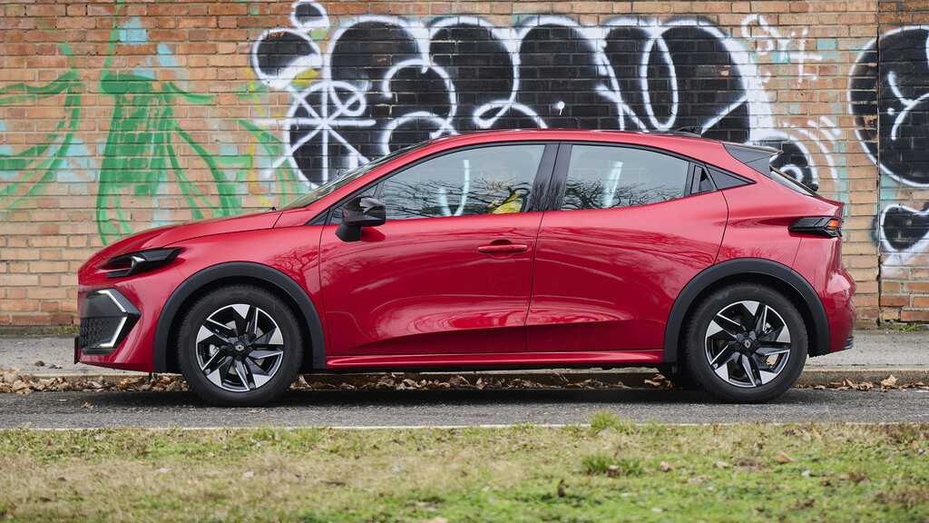 Ein roter Renault Clio seitlich