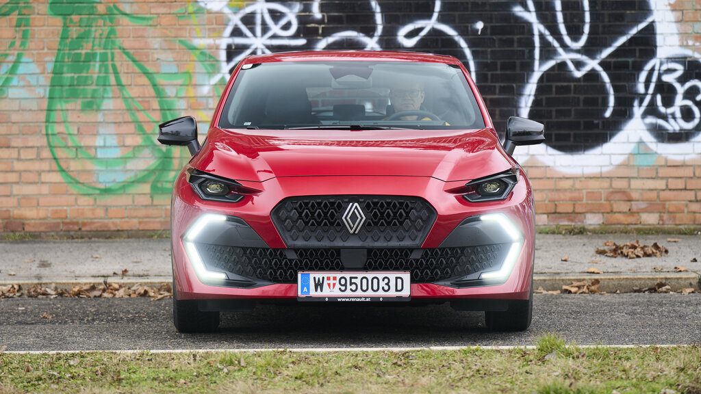 Ein roter Renault Clio von vorne