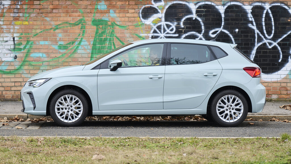 Ein hellgrauer Seat Ibiza seitlich