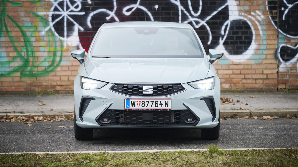 Ein hellgrauer Seat Ibiza von vorne