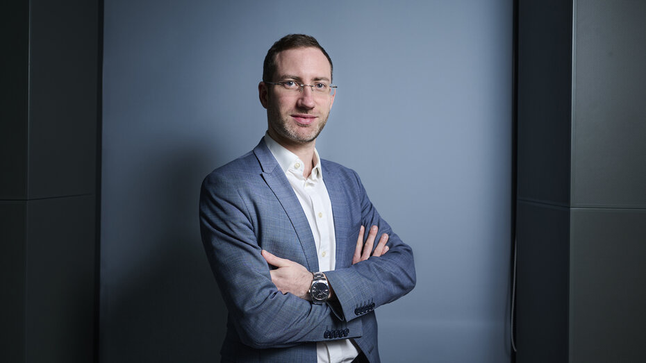 Verkehrsexperte Matthias Nagler im Anzug, kurze braune Haare und Brille, Profilbild.