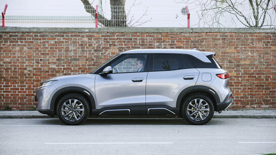 BYD Atto 2,  in grau silber, Aufnahme seitlich Fahrerseite