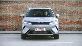 BYD Atto 2,  in grau silber, Frontaufnahme