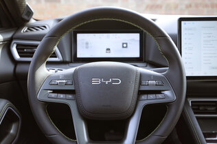 BYD Atto 2,  in grau silber, Aufnahme Innenraum Lenkrad mit Armaturenbrett