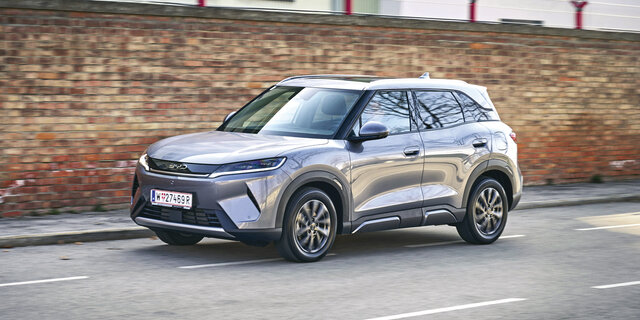 BYD Atto 2,  in grau silber, Aufnahme in Fahrt seitlich auf Fahrerseite