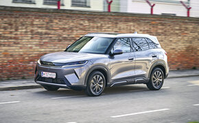 BYD Atto 2,  in grau silber, Aufnahme in Fahrt seitlich auf Fahrerseite