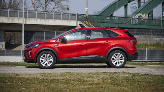 Mitsubishi Grandis in roter Farbe, Ansicht auf Fahrerseite