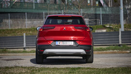 Mitsubishi Grandis in roter Farbe, Aufnahme der Heckansicht